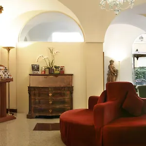 Santa Chiara 3*, Rome Italy